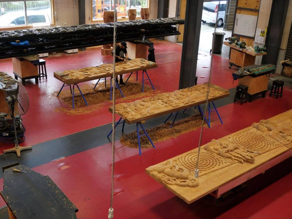 Holzschnitzerei im Maori Arts and Crafts Institute