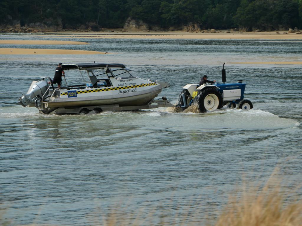 Trecker mit Wassertaxi vor Marahau