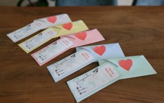 Reisegutschein verschenken: 5 verschiedene Farben