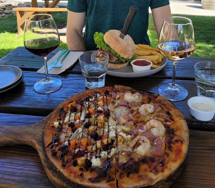 Wein, Pizza und Burger in der Gibbston Tavern