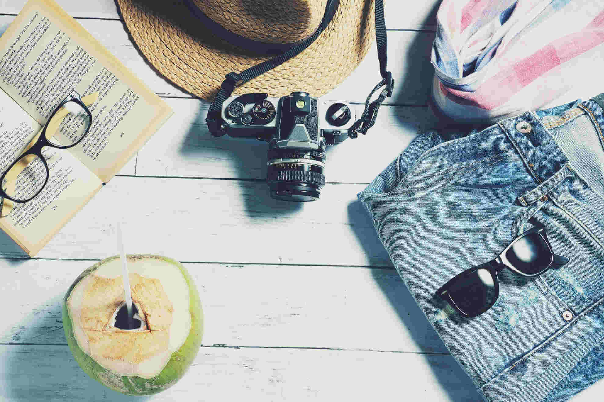 Fernfreue Favoriten: Die besten Reisegeschenke Frau mit Rucksack