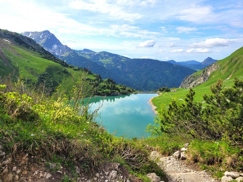 Entlang des türkisblauen Traualpsees 