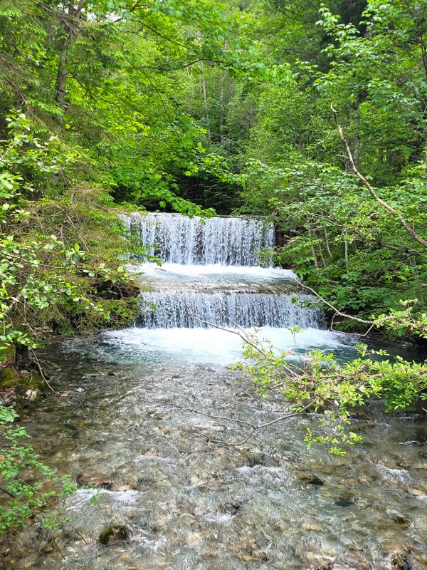 Entlang des türkisblauen Traualpsees 