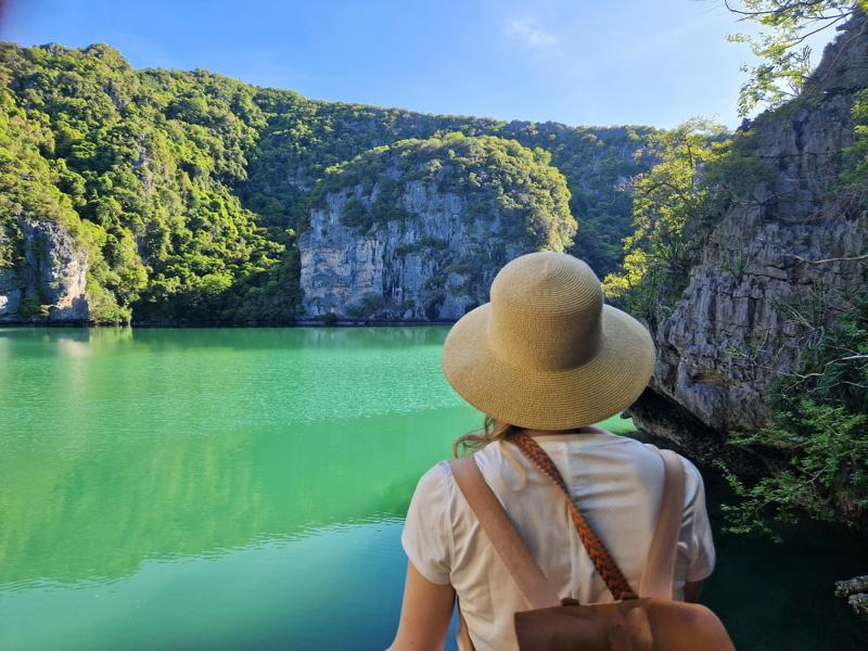 Am Ufer des Emerald Lakes im Ang Thong Nationalpark