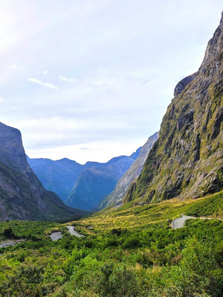 Straße im Tal zwischen Bergen im Fjordland Nationalpark