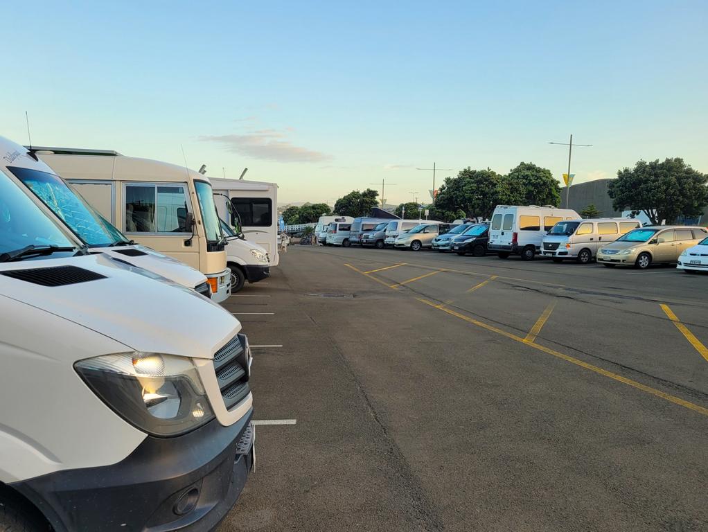 Parkplatz mit Campervans und Autos