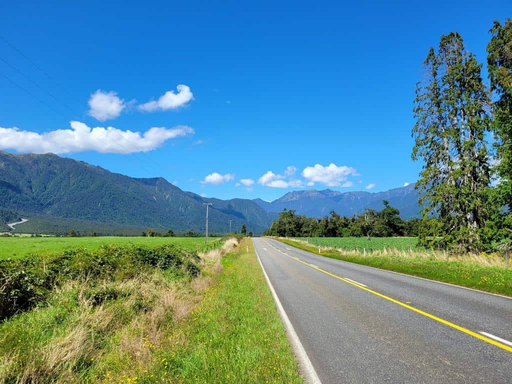 Straße auf der Südinsel in Neuseeland