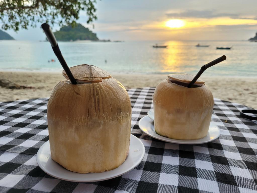 Kokosnüsse im Nipah Deli auf Pulau Pangkor