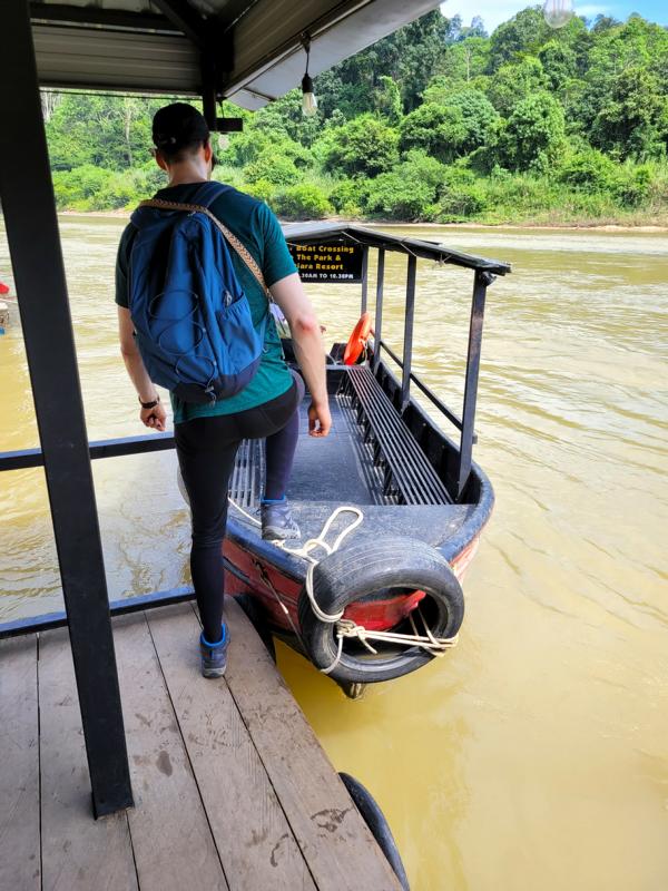 Fluss Tembeling in Kuala Tahan mit dem Boot überqueren