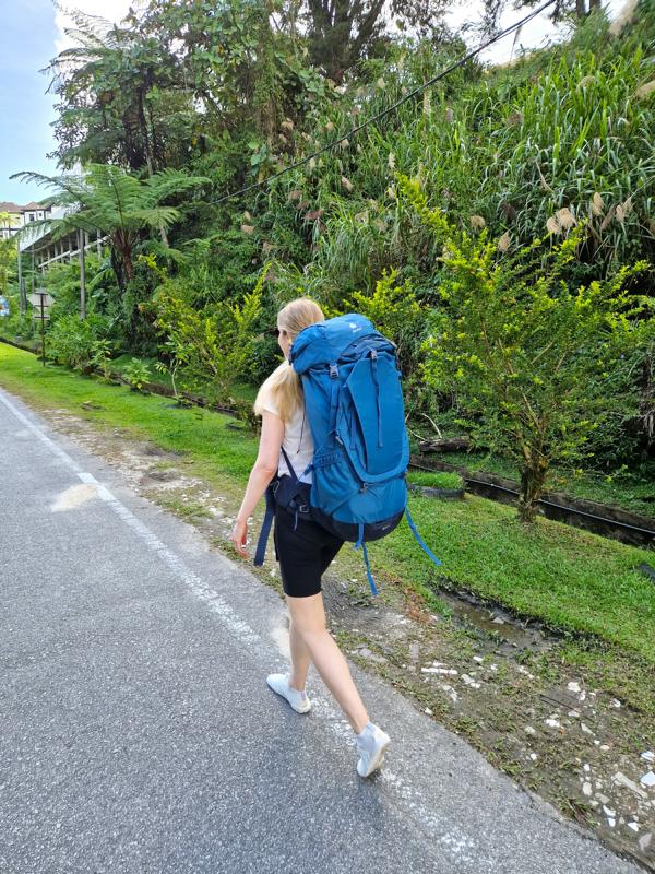 Frau mit Backpack