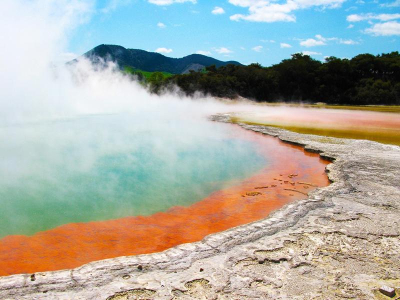 Wai-o-Tapu-Wonderland nahe Rotorua: Kratersee und Geysire
