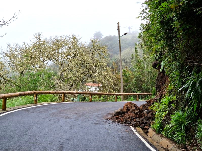 mietwagen-la-gomera-strassenschaeden Mit dem Mietwagen La Gomera erkunden: Geroell auf der Strasse