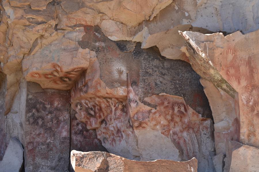 Hände an den Felswänden der Cueva de las Manos