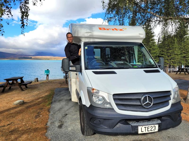 Mann im Camper vor See