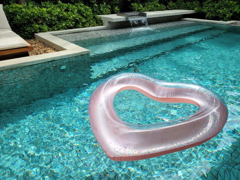 Herz-Schwimmring im Wasser
