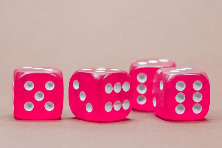 geschenk-staedtetrip-spiele Frau schreibt in Buch