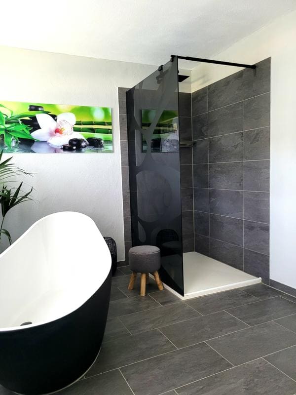 Bad mit freistehender Wanne und Dusche