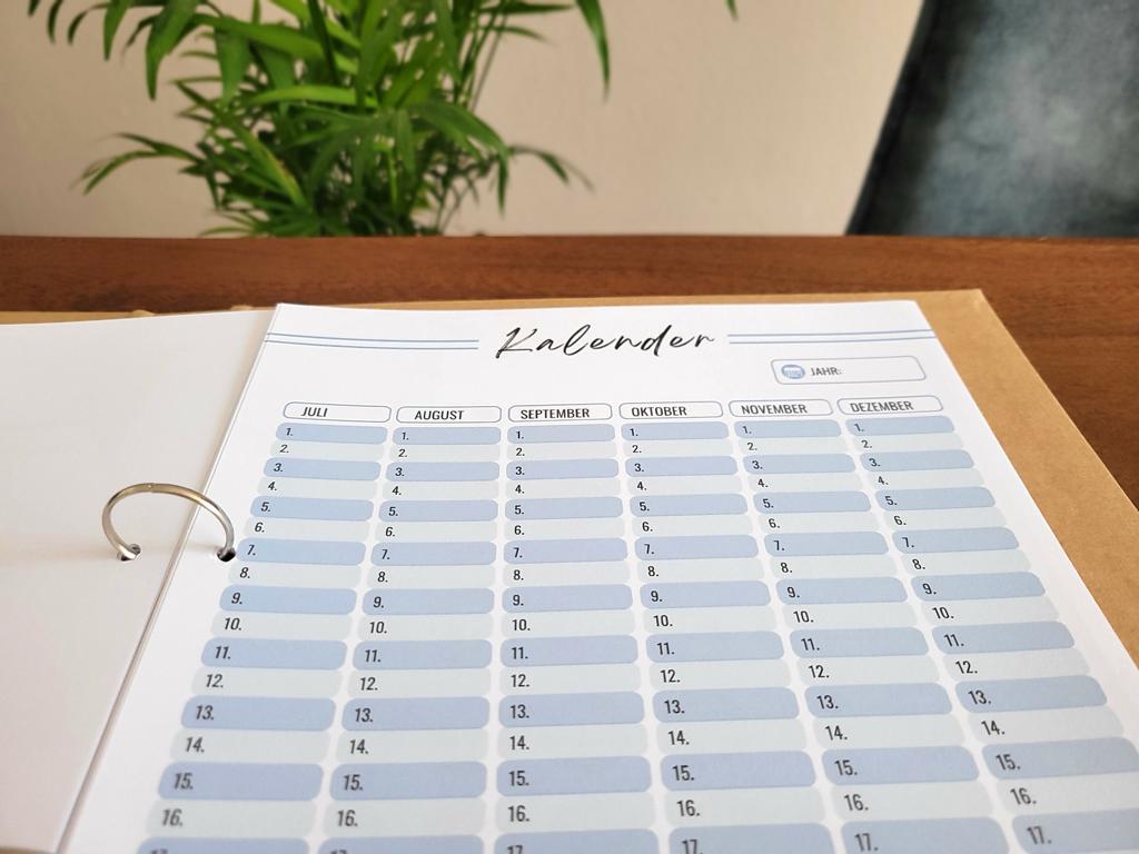 Reisetagebuch im Ordner auf Tisch